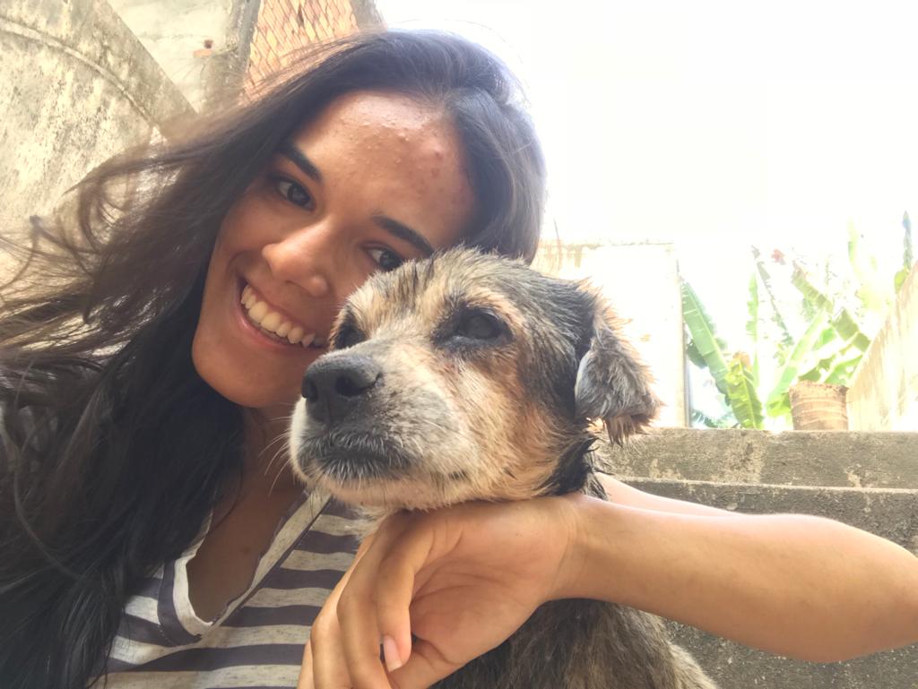 mulher sorrindo com cachorro