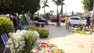 Serviços de manutenção e venda de flores começam cedo em cemitérios da capital 