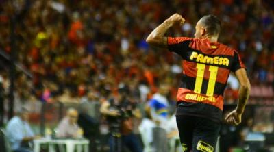 Jogador futebol acenando para torcida