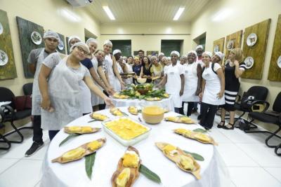 turma de cozinheiros mostrando pratos