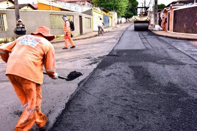 homens trabalhando em asfaltamento de rua