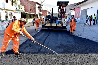 homens trabalhando em asfaltamento de rua