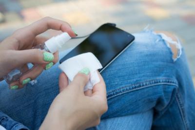 Como limpar seu celular sem deixar manchas ou arranhar a tela