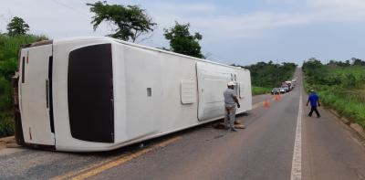 MA: ônibus tomba e oito passageiros ficam feridos na BR 010 