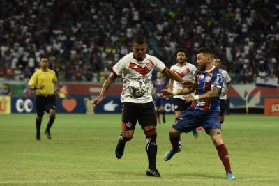 jogadores de futebol disputam bola