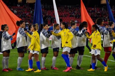 seleções femininas de futebol em campo