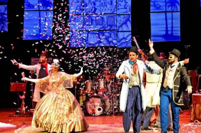 atores encenam em palco de teatro