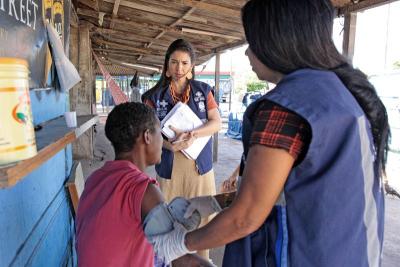 médicos atendem morador de rua