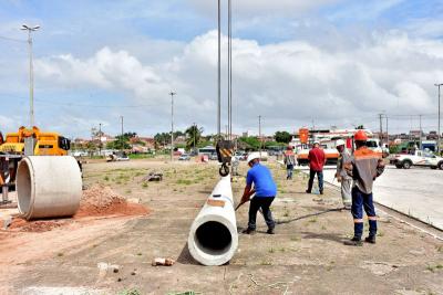 homens trabalhando em rua