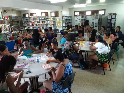 pessoas à mesa em biblioteca