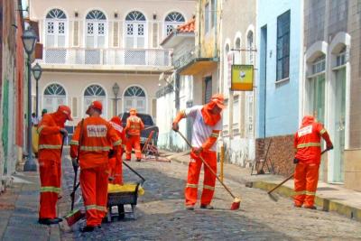 pessoas limpando rua