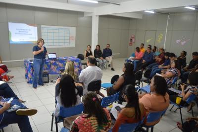 palestrante em sala de aula