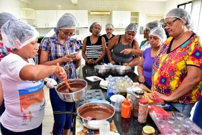 mulheres em curso de culinária