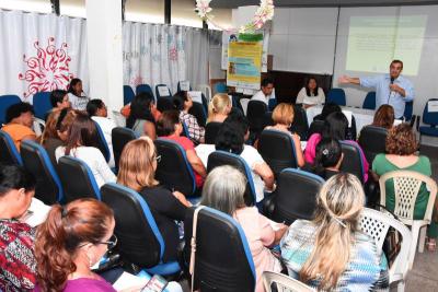 palestra em auditório com professores