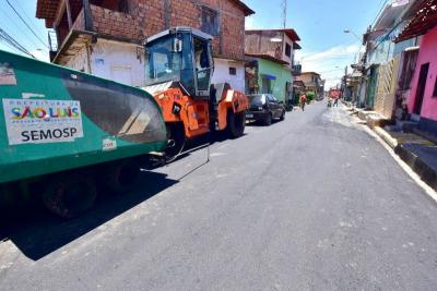 trabalho de asfaltamento de rua