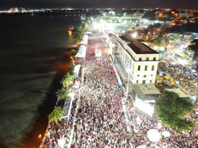 multidão em carnaval