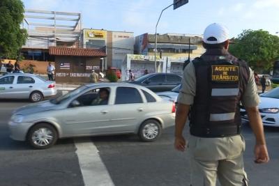 agente de trânsito observa tráfego