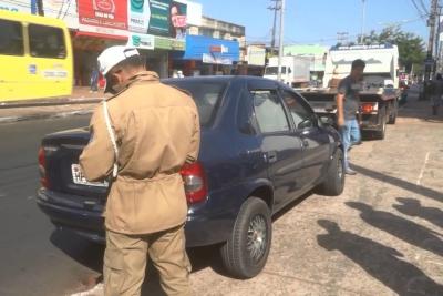 agente de trânsito multa veículo