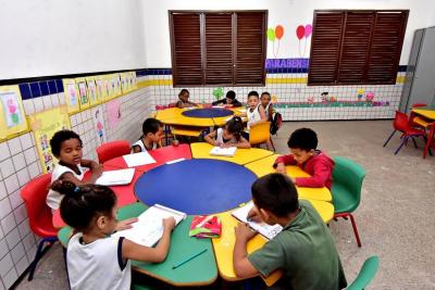 crianças à mesa de escola