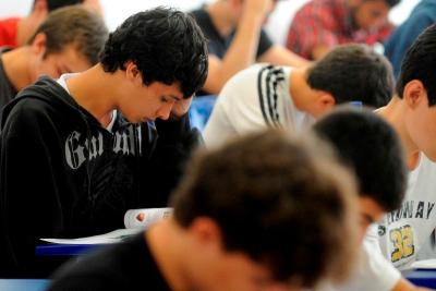 estudantes em sala de aula realizam prova