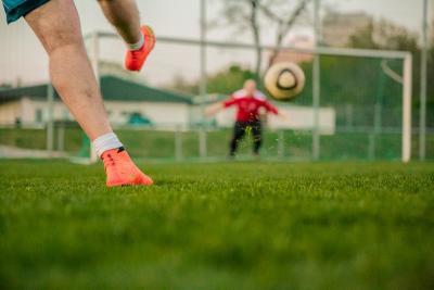 jogador de futebol se prepara para chutar bola