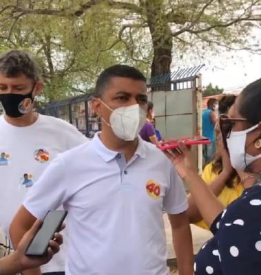 Candidato Bira do Pindaré vota em escola no bairro Vinhais