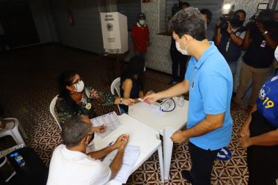 Candidato Eduardo Braide vota em escola no centro de São Luís