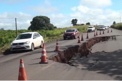 cratera em rodovia