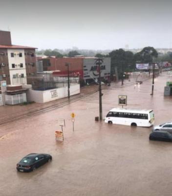 Chuva forte causa alagamentos em São Luís nesta quinta (30)