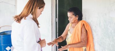 médico atende apciente