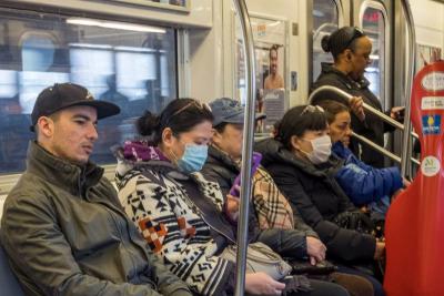 pessoas em vagão de metrô