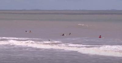 Pessoas vão à praia em São Luís mesmo após novo decreto 