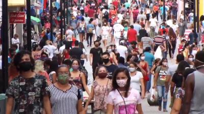 Fluxo de pessoas aumenta na Rua Grande em São Luís