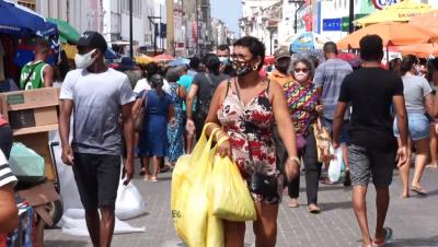 Movimentação intensa na Rua Grande antes do Natal