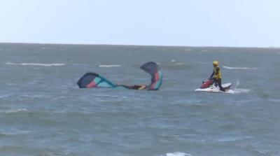 Salvas-vidas realizam simulação de resgate de kitesurfistas 