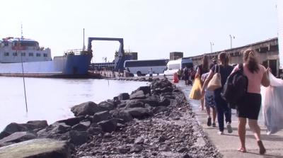 Fluxo de passageiros é intenso no terminal de ferry boat em São Luís