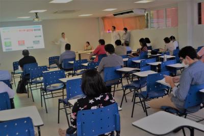 agentes de saúde em sala