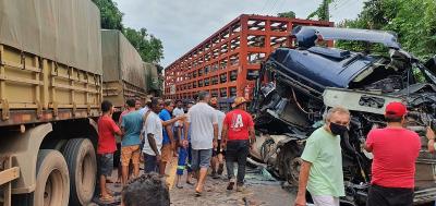 Colisão entre veículos de carga interdita BR-135 em Dom Pedro