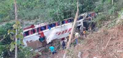 Quatro pessoas morrem após ônibus cair em abismo na BR-222 no MA
