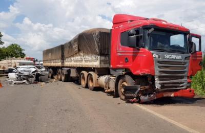 Cinco pessoas morrem em colisão entre automóvel e carreta na BR-135