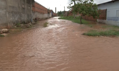 Nível de riachos volta a subir e ameaça alagar casas em Imperatriz