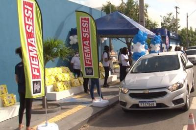 SESI lança campanha e entrega livros em drive thru à estudantes