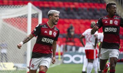 Flamengo vence Inter de virada e assume a liderança do Brasileiro