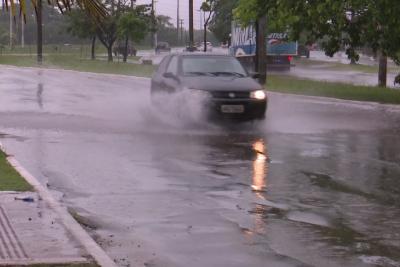 Chuva forte alaga ruas e casas na Grande São Luís