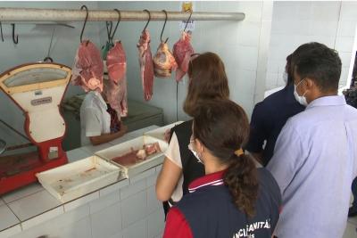 Prefeitura fiscaliza venda de alimentos na Feira da Macaúba