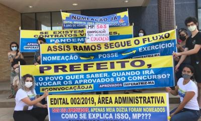 Aprovados em concurso protestam por convocação