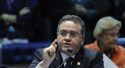 Relator entrega parecer da reforma tributária no Senado