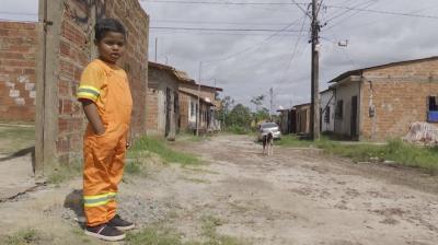 Menino realiza sonho e ganha festa de aniversário com tema 'gari' em São Luís