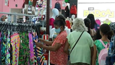 Comércio tem movimento intenso a pouco dias do Natal