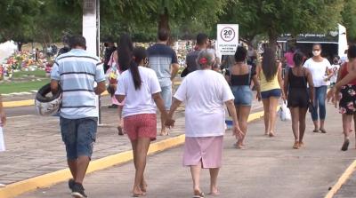 Movimento intenso nos cemitérios da capital no Dia de Finados